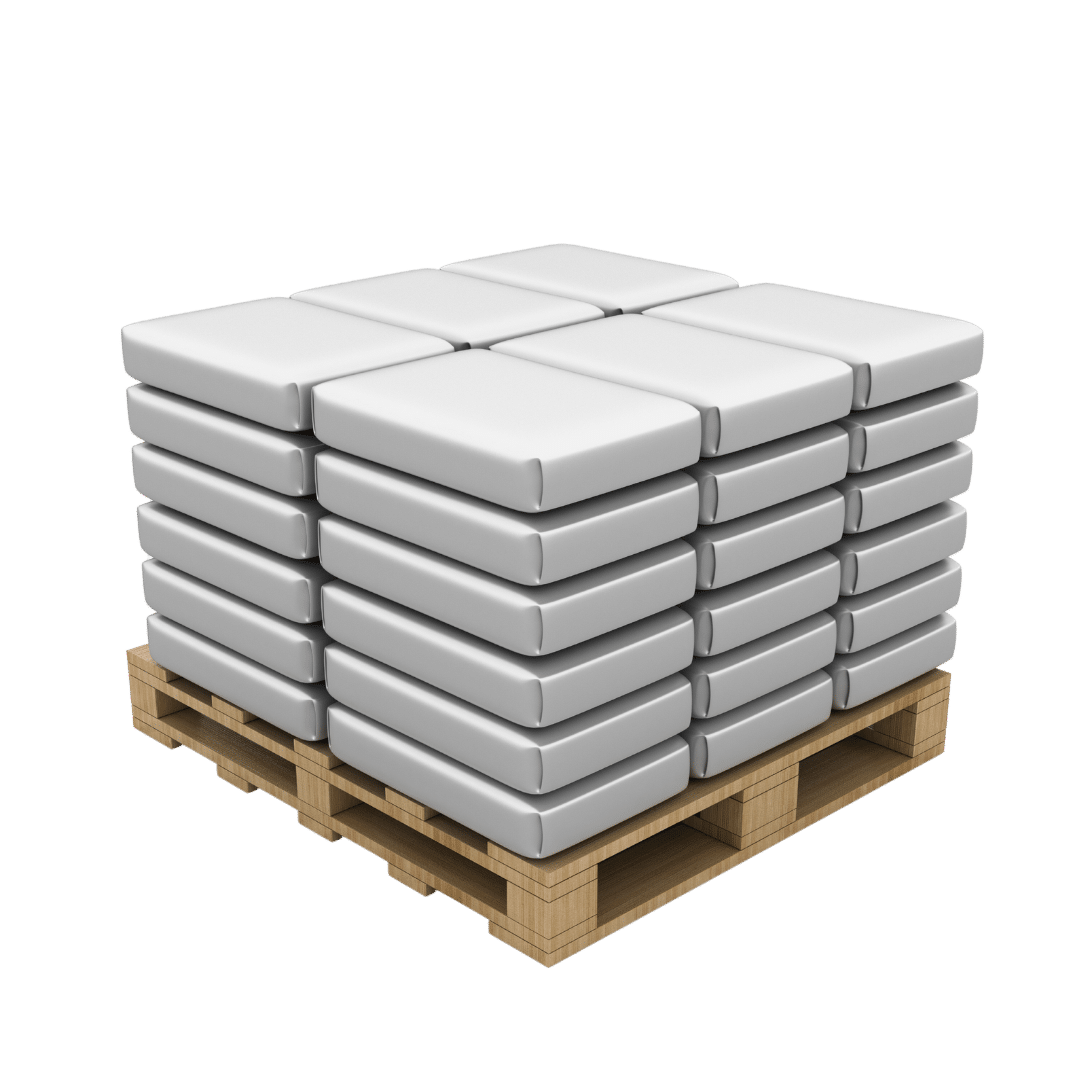 Pallet con sacchi bianchi impilati ordinatamente.