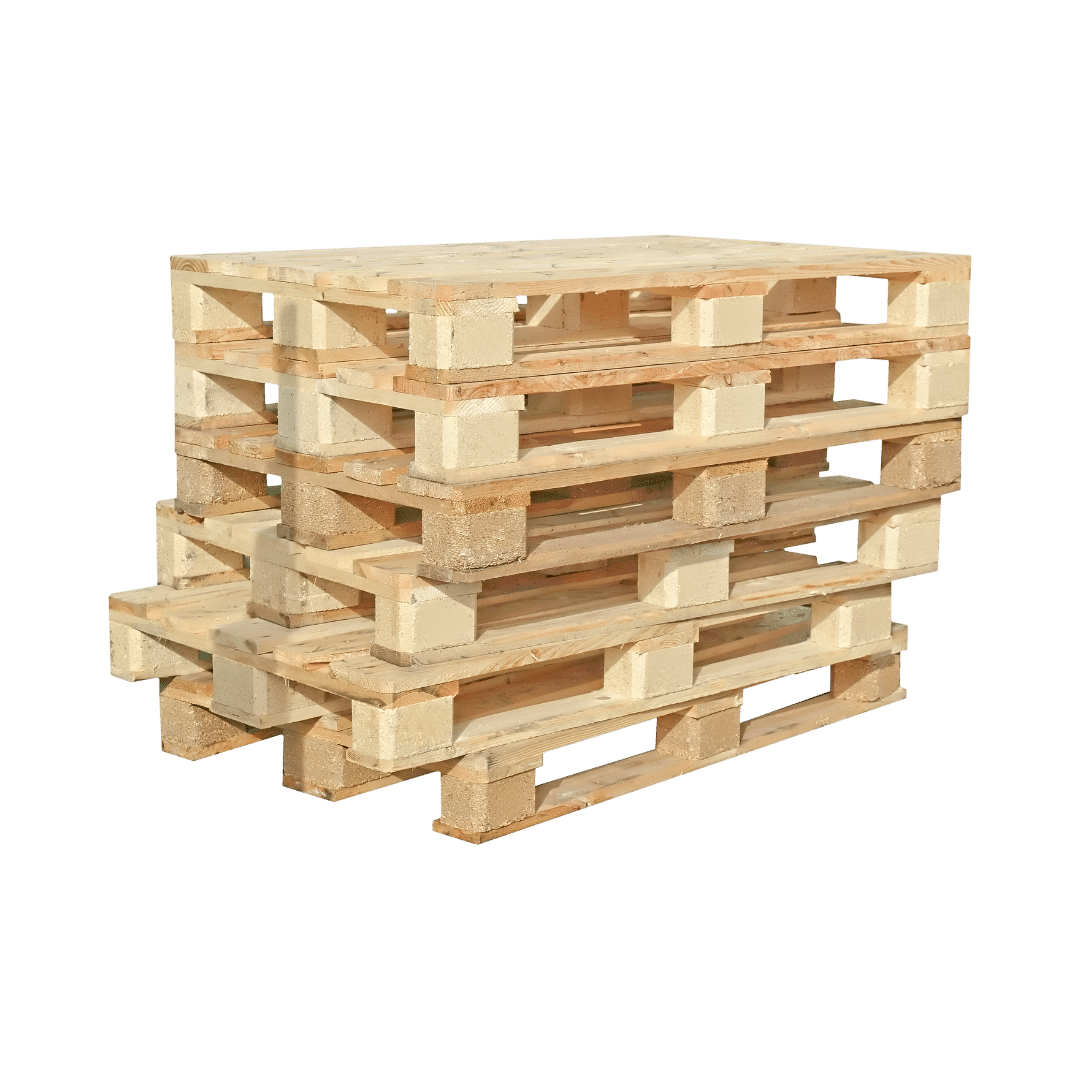 Pila di pallet di legno su sfondo bianco.
