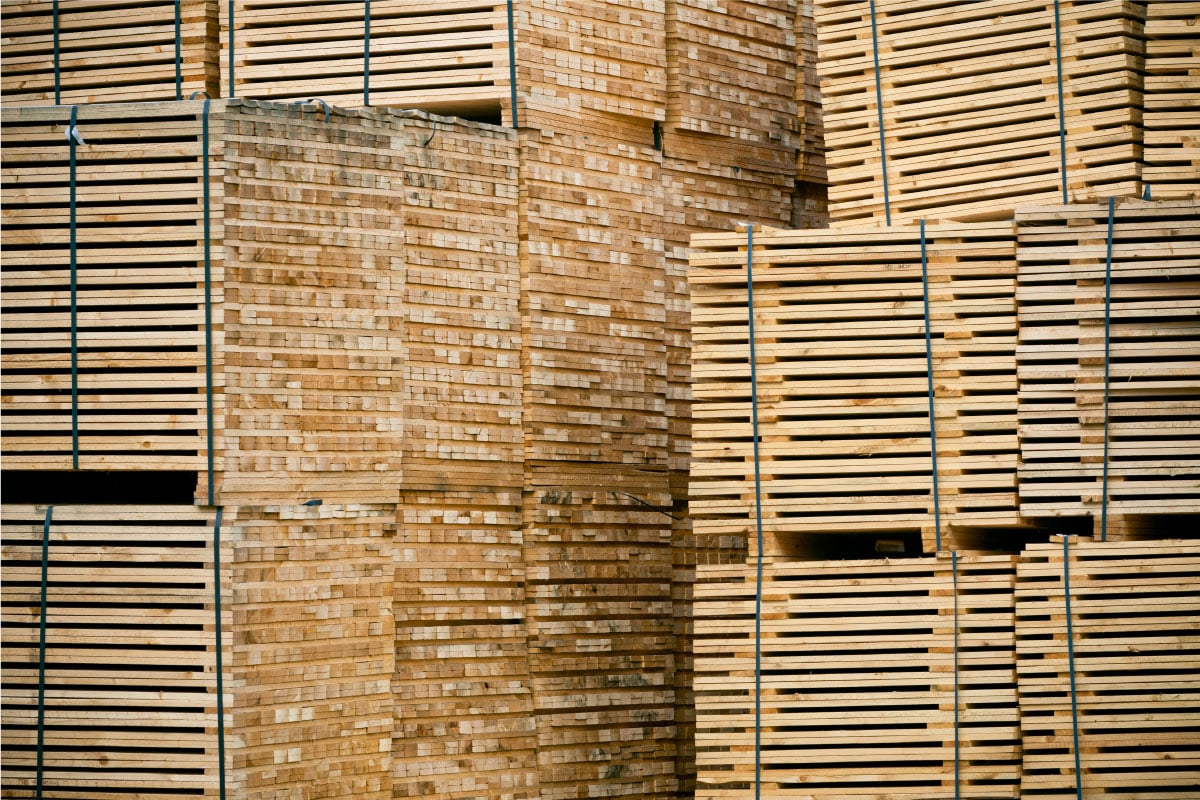 Pile di tavole di legno impilate e legate.