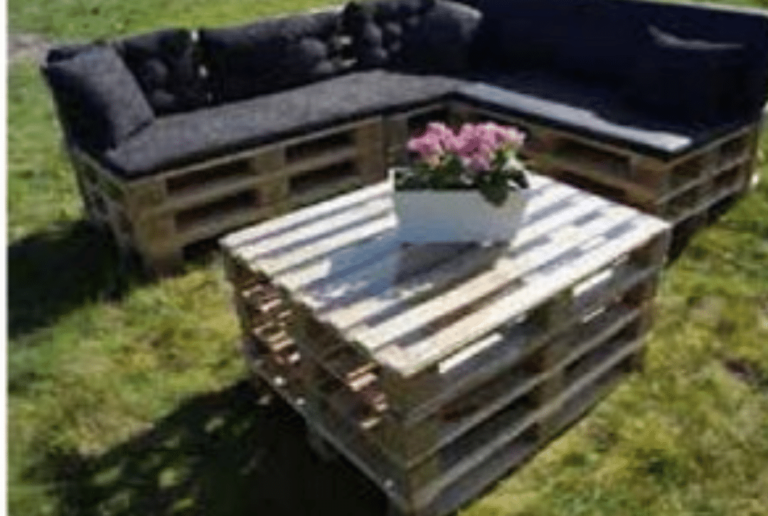 Divano e tavolo da esterno fatti con pallet.