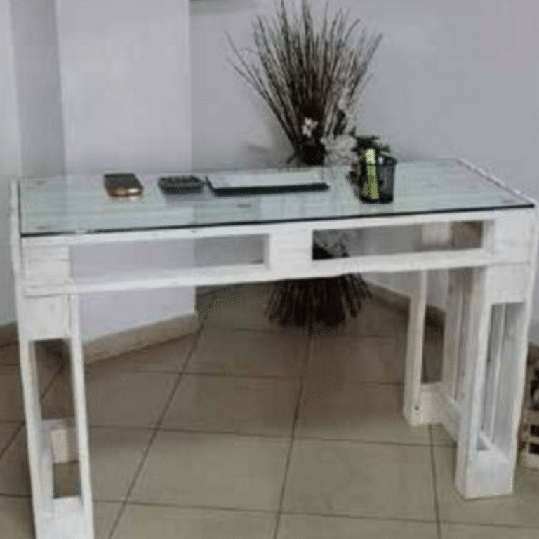Scrivania di pallet bianca con piano in vetro.