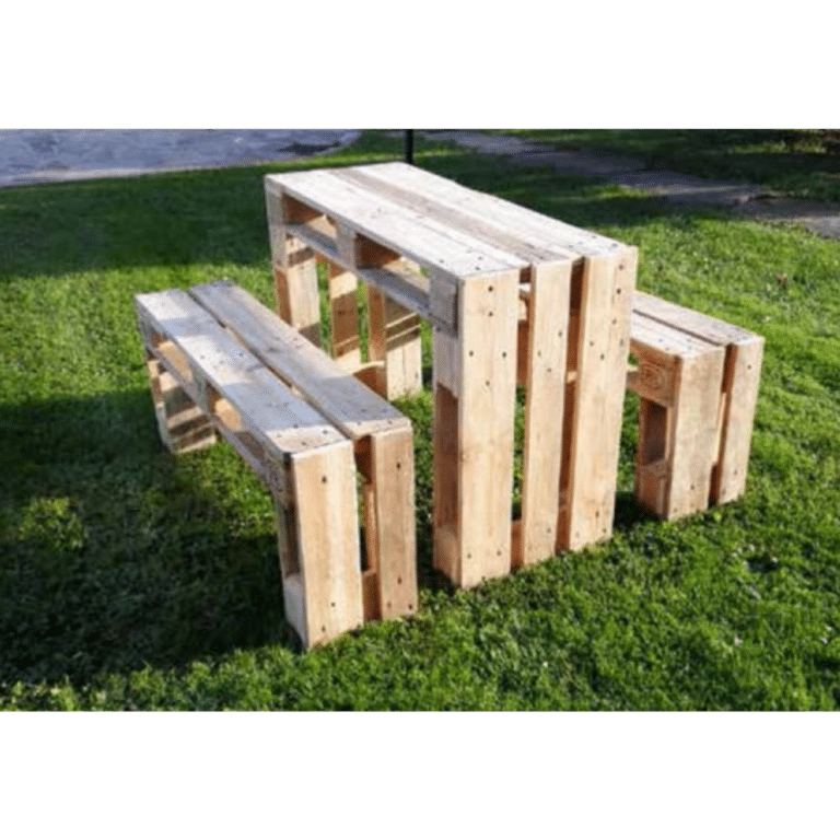 Panchina e tavolo in pallet su prato verde.
