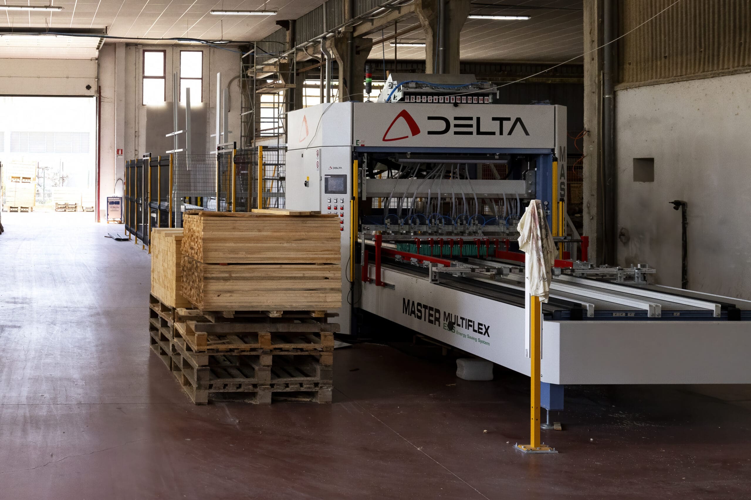 Macchinario industriale con pannelli di legno su pallet.
