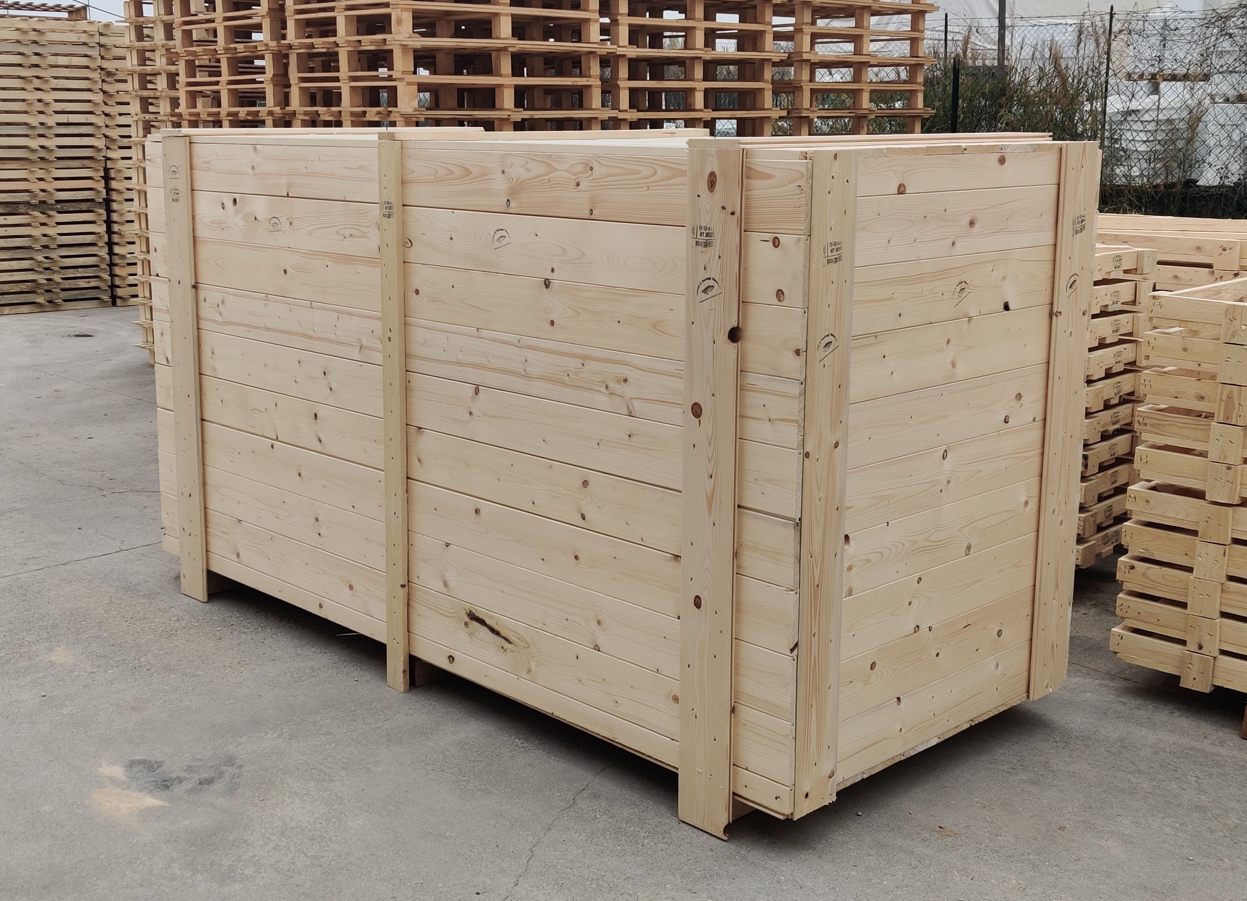 Grande cassa di legno su pavimento esterno.
