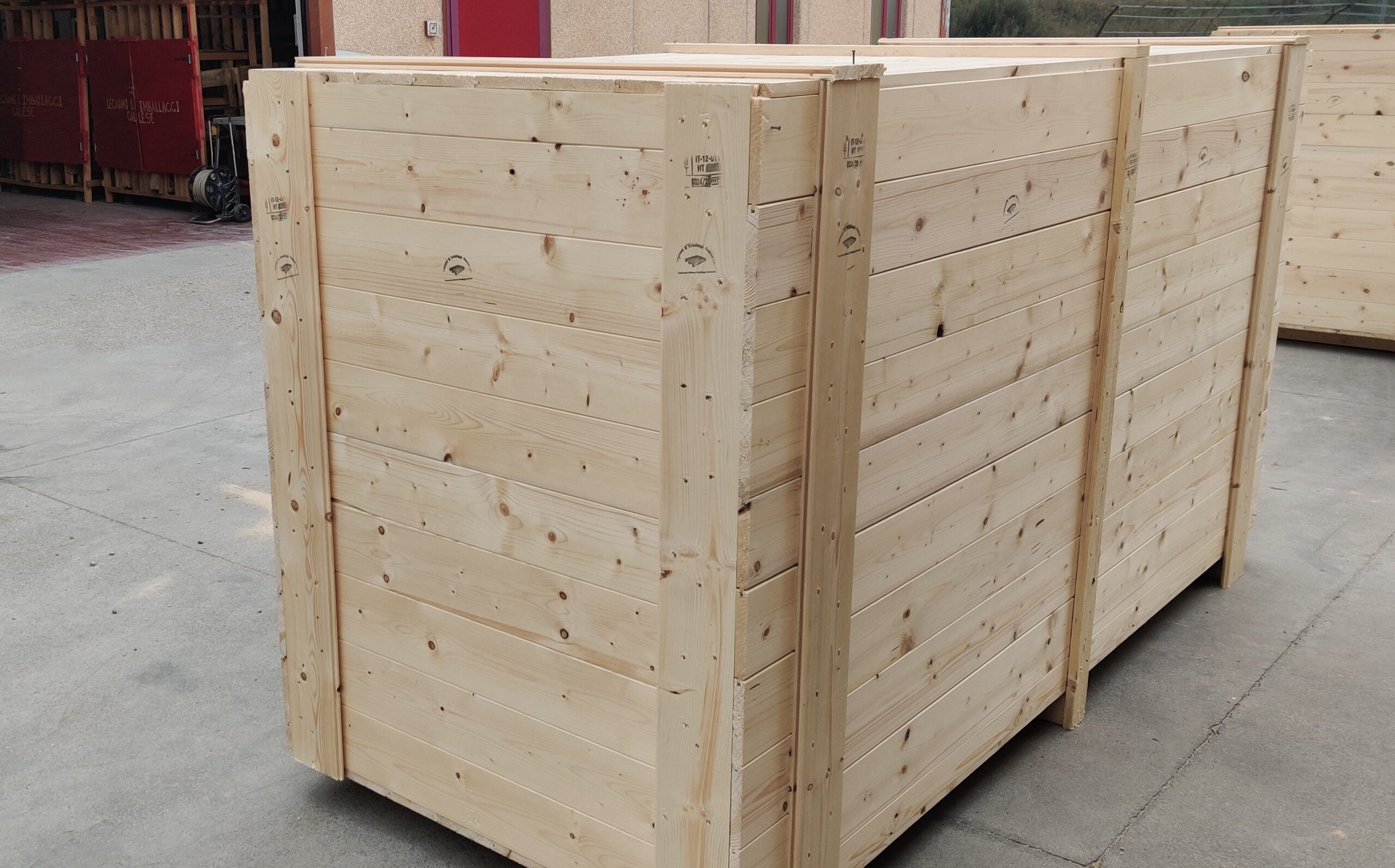 Cassa di legno su pavimento di cemento.