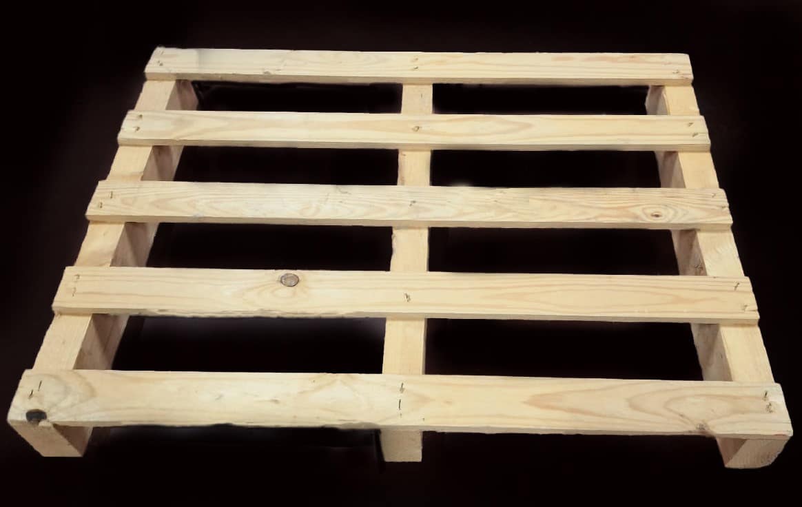Bancale di legno su sfondo nero.