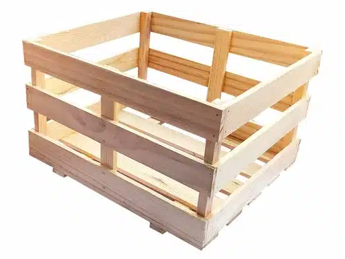 Cassetta di legno vuota su sfondo bianco.