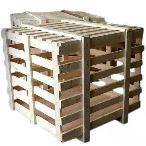 Cassa di legno aperta con struttura a doghe.