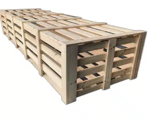 Cassette di legno impilate su sfondo bianco.