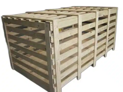 Cassa di legno con struttura a doghe.