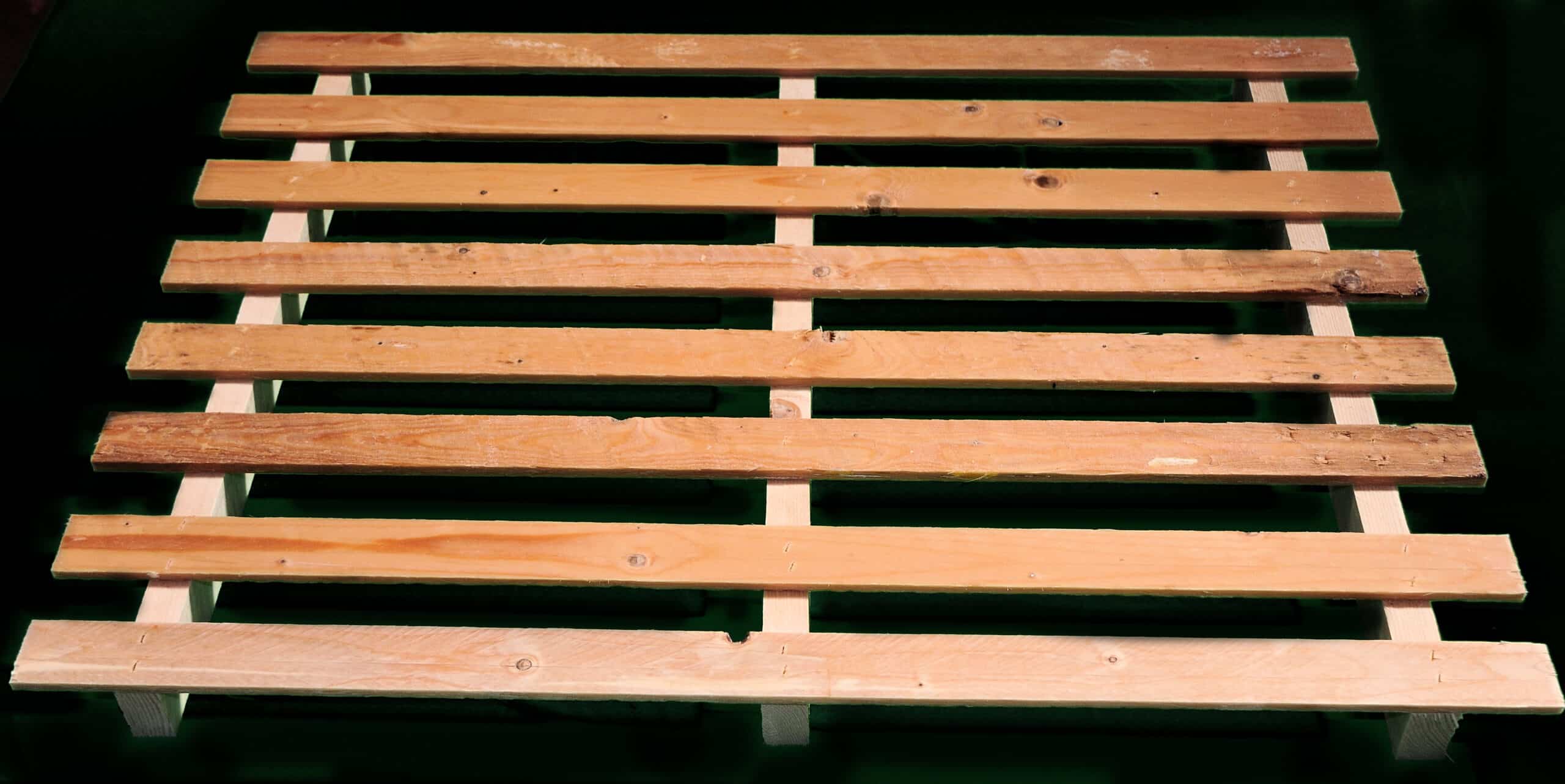 Struttura di legno con doghe parallele.