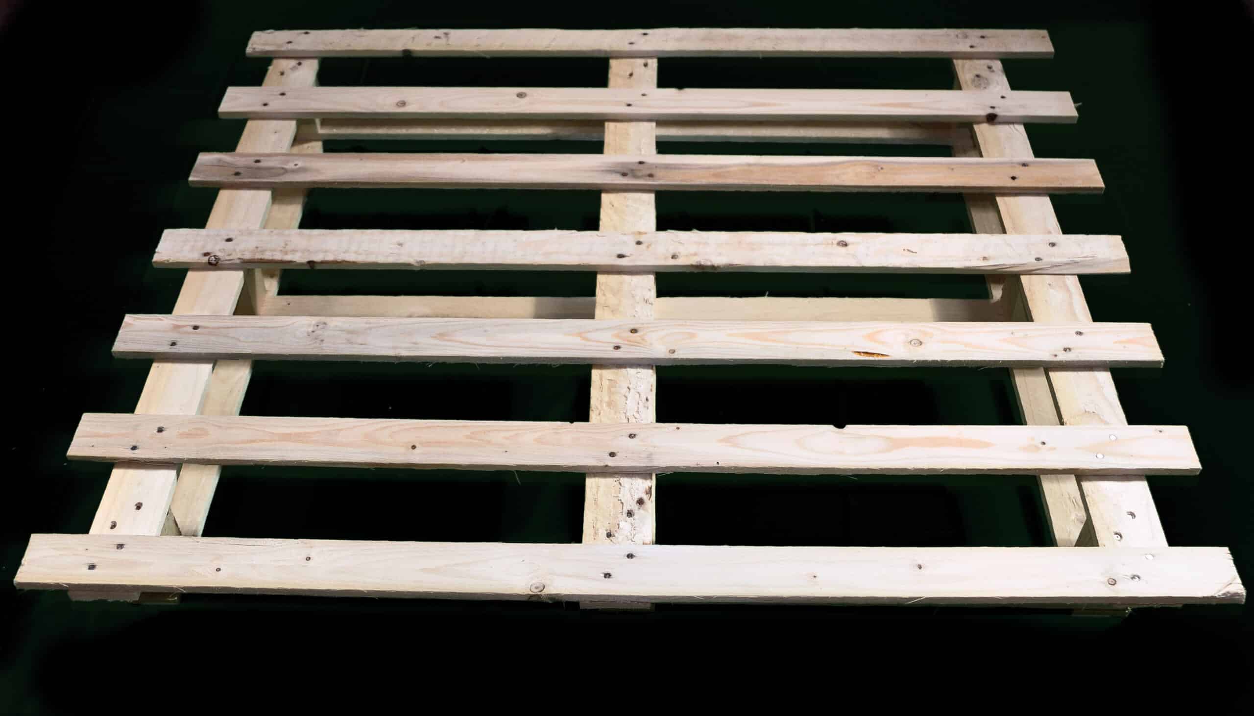 Bancale di legno su sfondo nero.