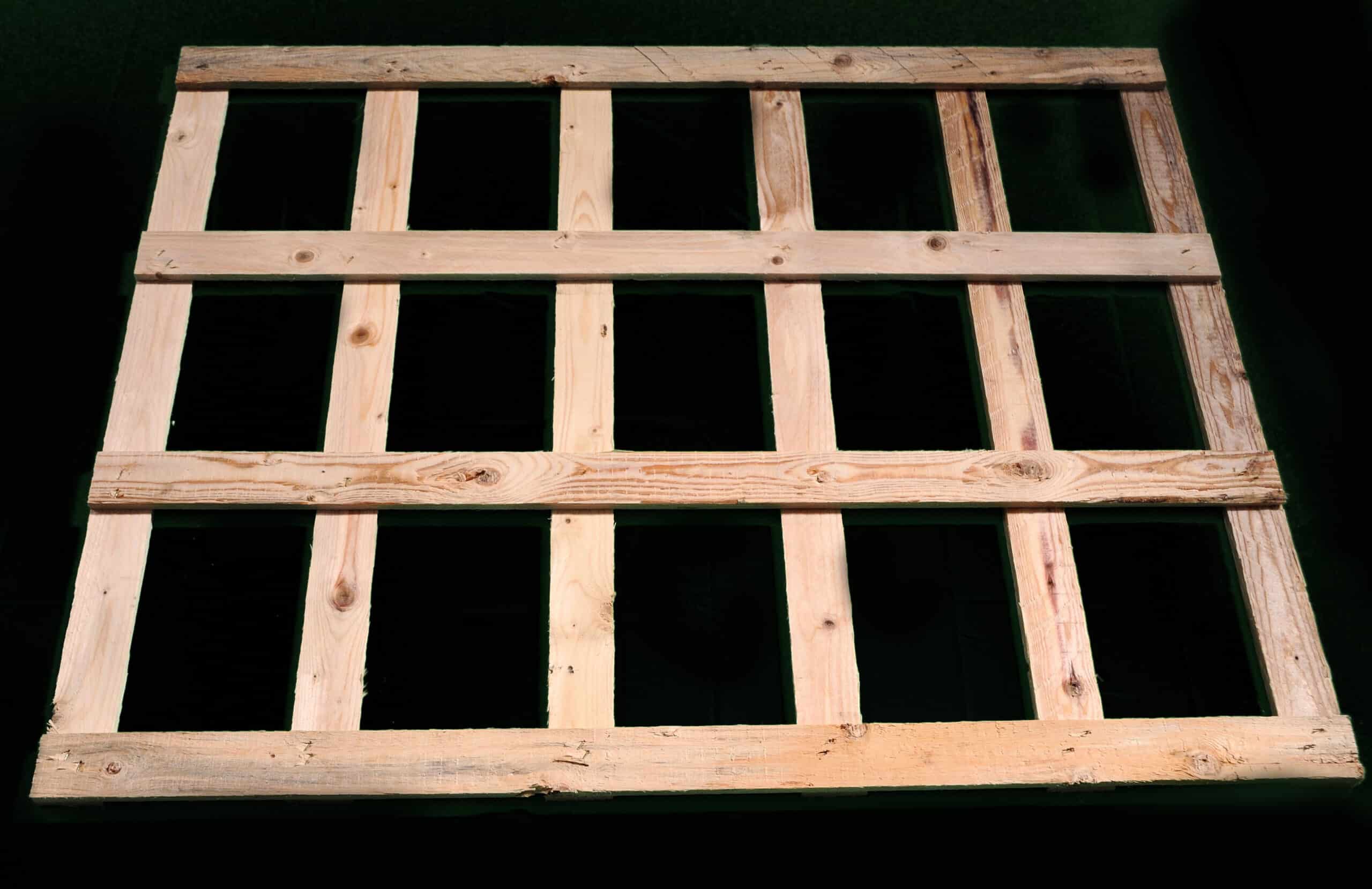 Struttura in legno con griglia rettangolare.