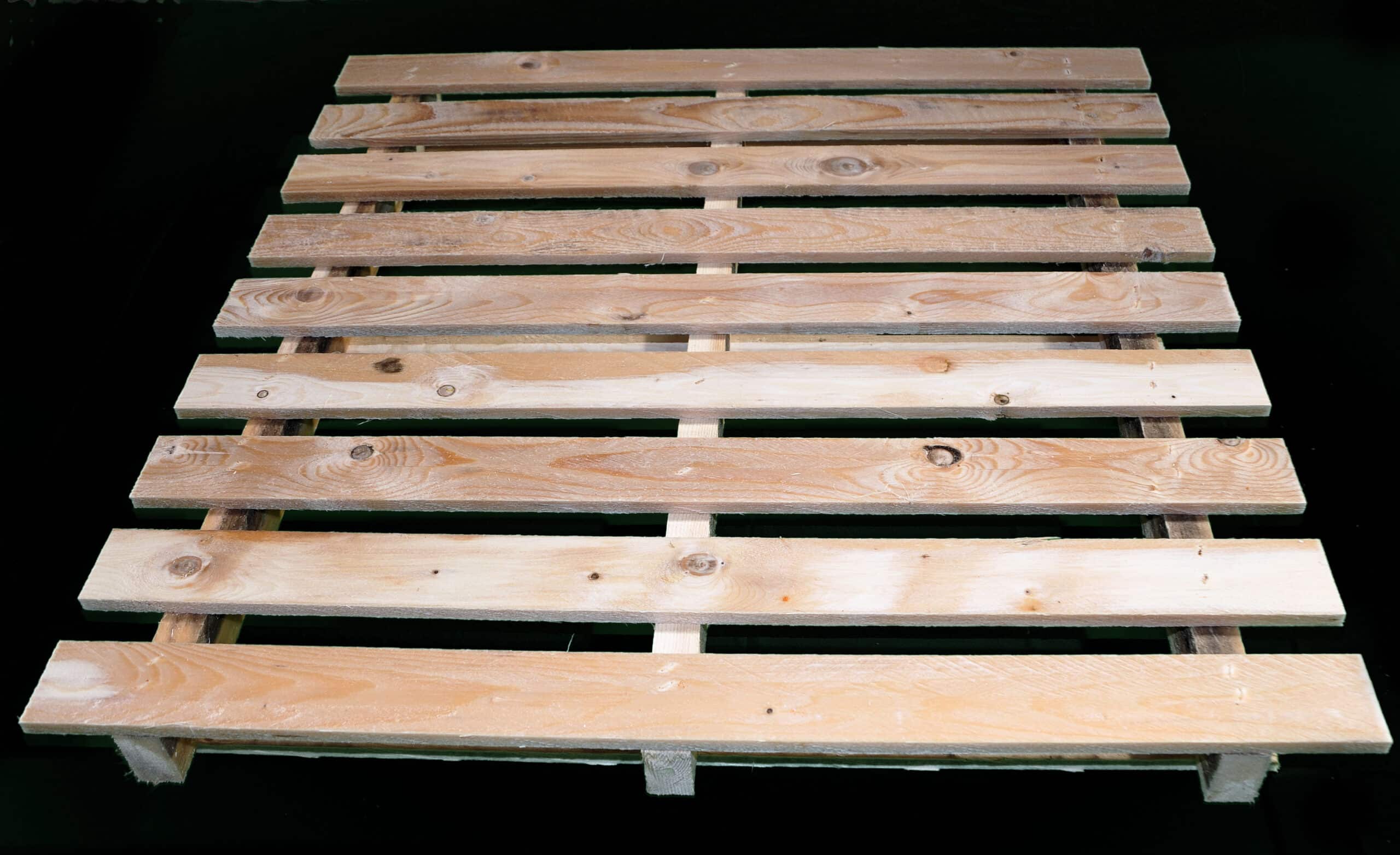 Bancale di legno su sfondo nero.