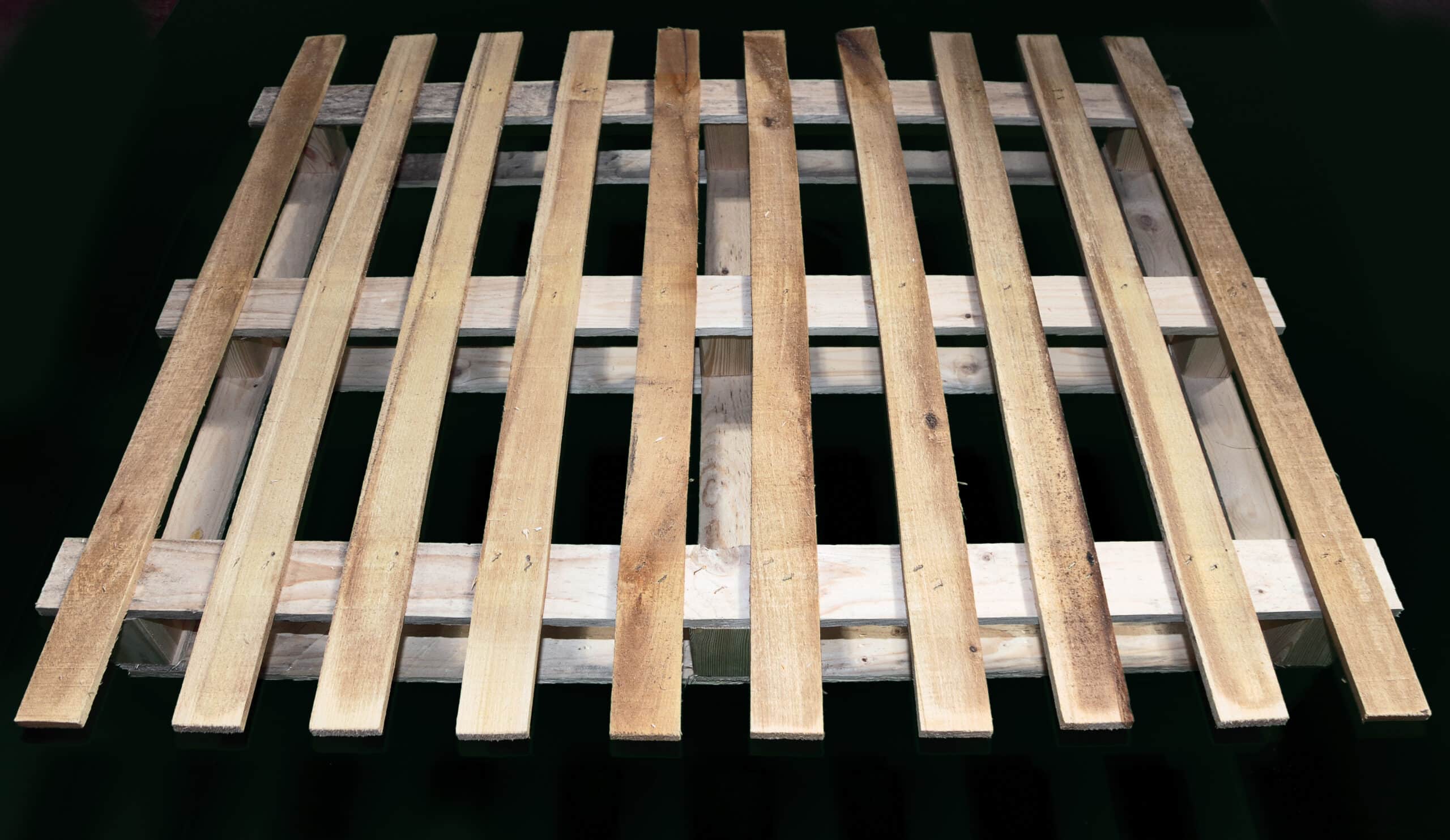 Paletta di legno su sfondo nero.