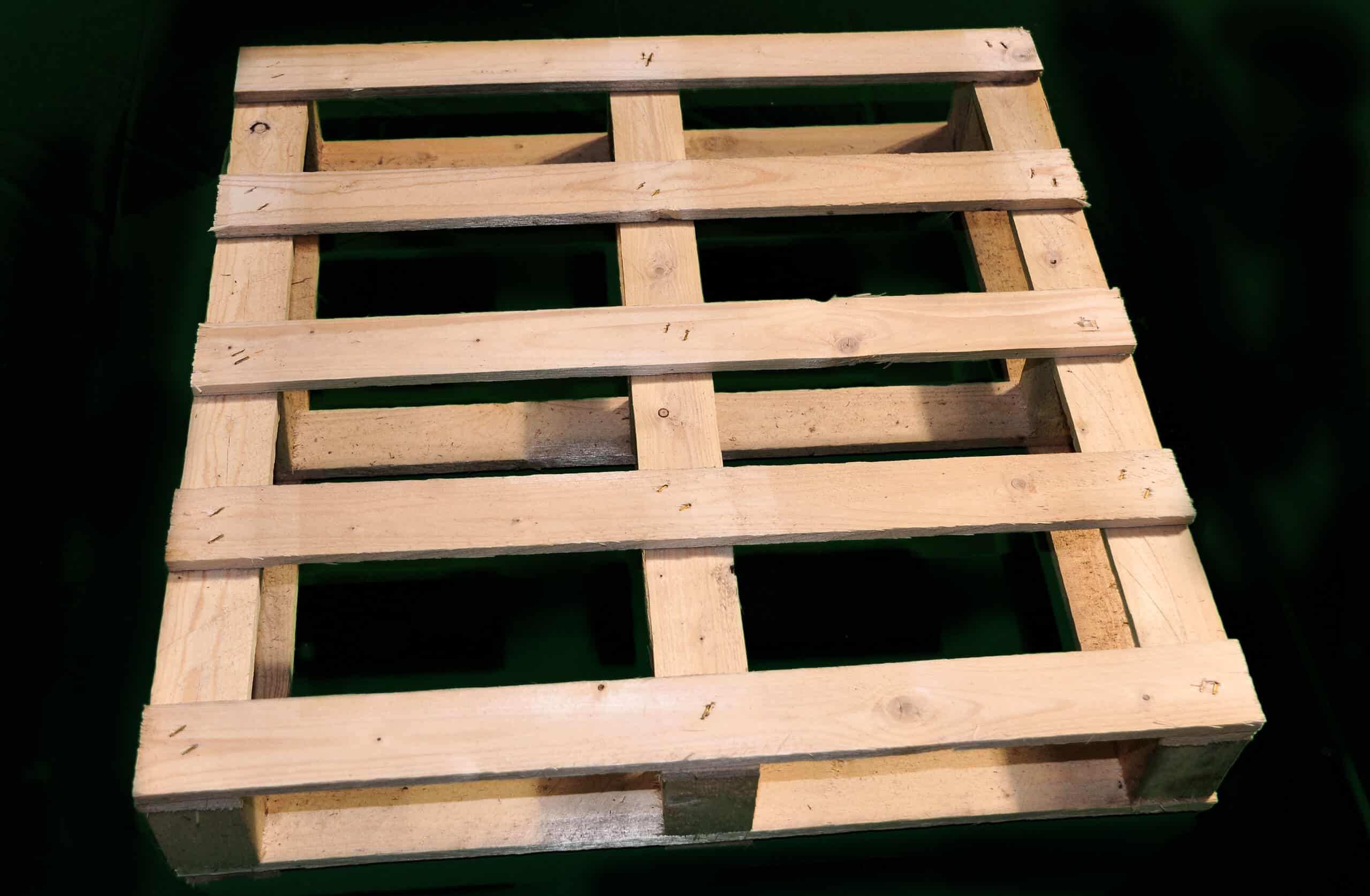 Bancale di legno su sfondo nero.