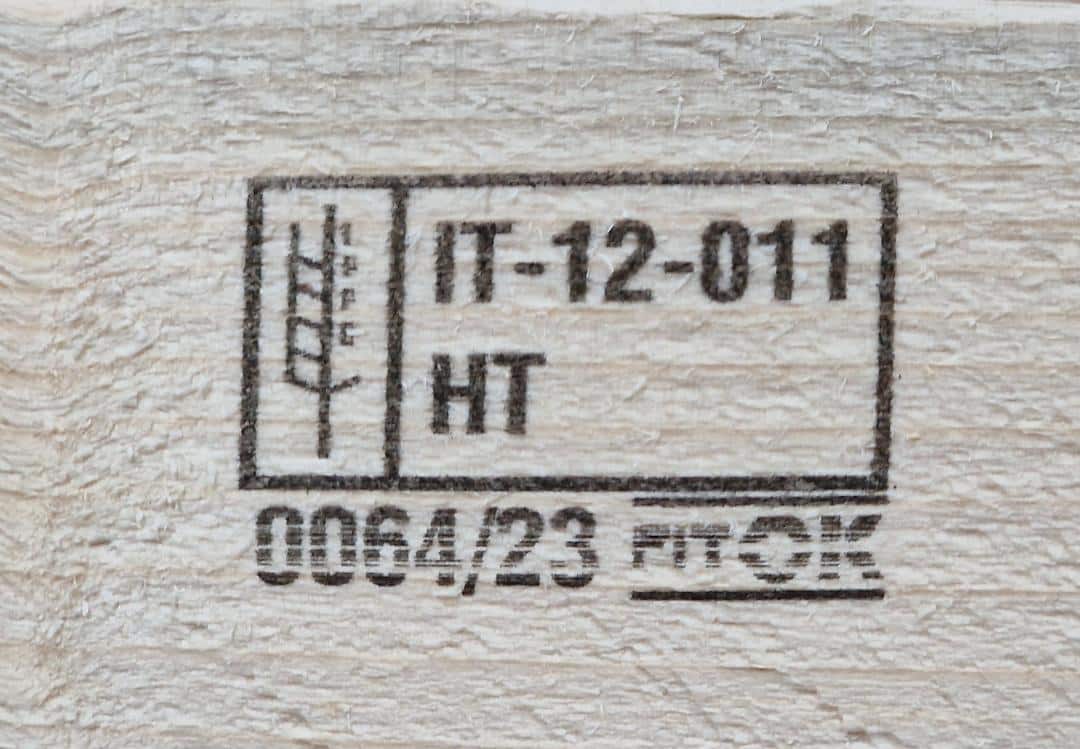 Marchio IPPC su legno con codice identificativo.