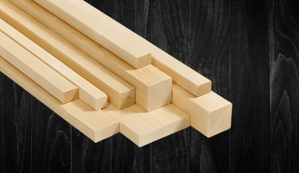 Assi di legno di varie dimensioni su sfondo nero.